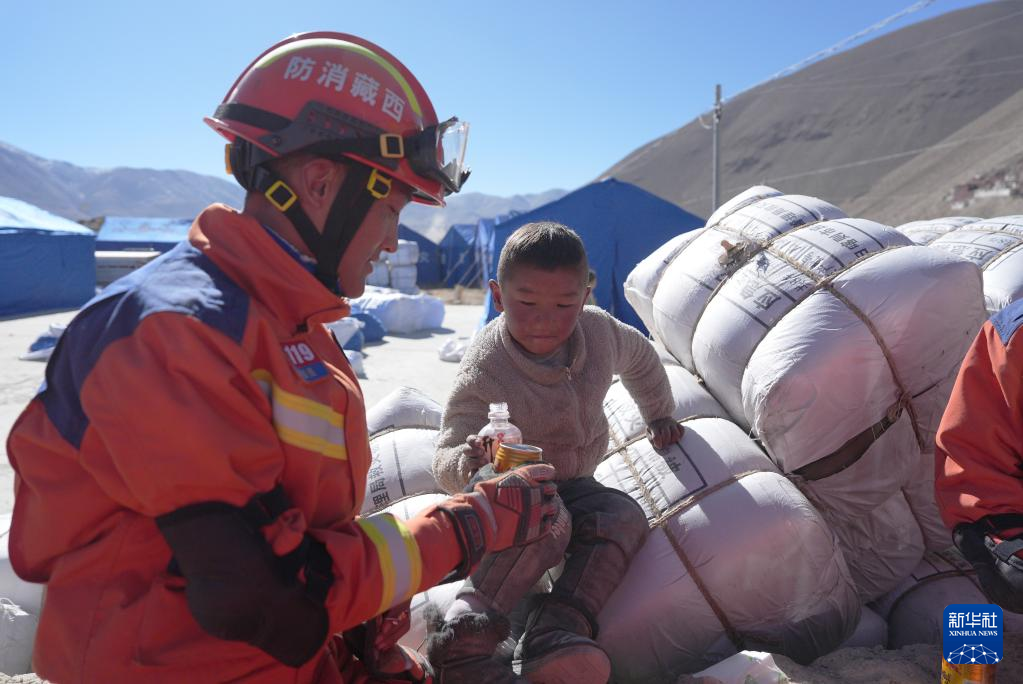     བོད་ལྗོངས་གཞིས་རྩེ་གྲོང་ཁྱེར་དིང་རི་རྫོང་དུ་ས་ཡོམ་རིམ་པ་6.8བརྒྱབ་རྗེས། རོགས་སྐྱོབ་དཔུང་ཁག་ཡུལ་དངོས་སུ་བསྐྱོད་ནས་སྐར་མ་དང་སྐར་ཆ་ལའང་བརྩོན་ནས་ཚེ་སྲོག་འཚོལ་ཞིང་། ནུས་ཤུགས་ཡོད་རྒུས་རྒྱུ་ནོར་སྲུང་སྐྱོང་བྱས་ཤིང་། སྨན་གཡོག་མི་སྣས་རྨས་མར་ལྟ་རྟོག་ནན་ཏན་བྱས་ནས། ཁོང་ཚོར་རེ་བའི་འོད་ཟེར་འཕྲོས། སྤྱི་ཚོགས་ཀྱི་ལས་རིགས་ཁག་གིས་རོགས་སྐྱོར་དངོས་ཟོག་རྒྱུན་ཆད་མེད་པར་གེགས་ཁུལ་དུ་འབྱོར་བཞིན་ཡོད།      གནོད་འཚེ་ཕོག་ཁུལ་གྱི་བཀོད་སྒྲིག་བྱ་ཡུལ་དུ་དྲོ་སྐྱིད་ལྡན་པའི་གུར་ཡོད་ཅིང་། གྲང་ངར་ཆེ་བའི་དགུན་ཁར་སྲུང་སྐྱོང་བྱེད་གནས་བརྟན་པོ་ཡོད། བརྩེ་གདུང་དང་སྲུང་སྐྱོབ་ཀྱི་སྟོབས་ཤུགས་ནི་དགུན་ཁའི་དྲོད་ཉམས་དང་འདྲ་བར་གེགས་ཁུལ་མང་ཚོགས་ཚོ་བརྩེ་བ་དྲོན་མོས་སྐྱོང་བཞིན་ཡོད།