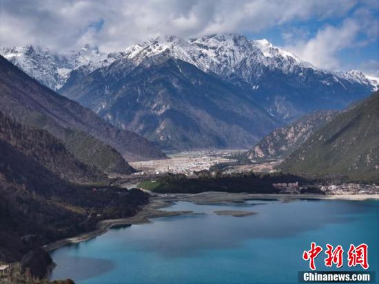 ཟླ་3ཚེས་30ཉིན་བྲག་གསུམ་མཚོའི་དཔྱིད་དུས་ཀྱི་ཡུལ་ལྗོངས་མཁའ་ཐོག་ནས་པར་བླངས་པ།