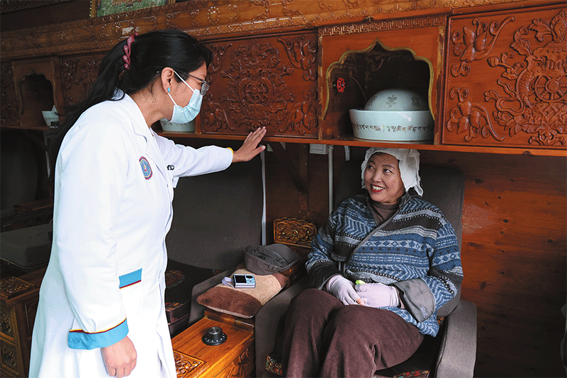ནད་པས་ཉིང་ཁྲི་གྲོང་ཁྱེར་སྨན་རྩིས་ཁང་དུ་མགོ་བོའི་ལུམས་བཅོས་ཉམས་ལེན་བྱེད་བཞིན་པ།