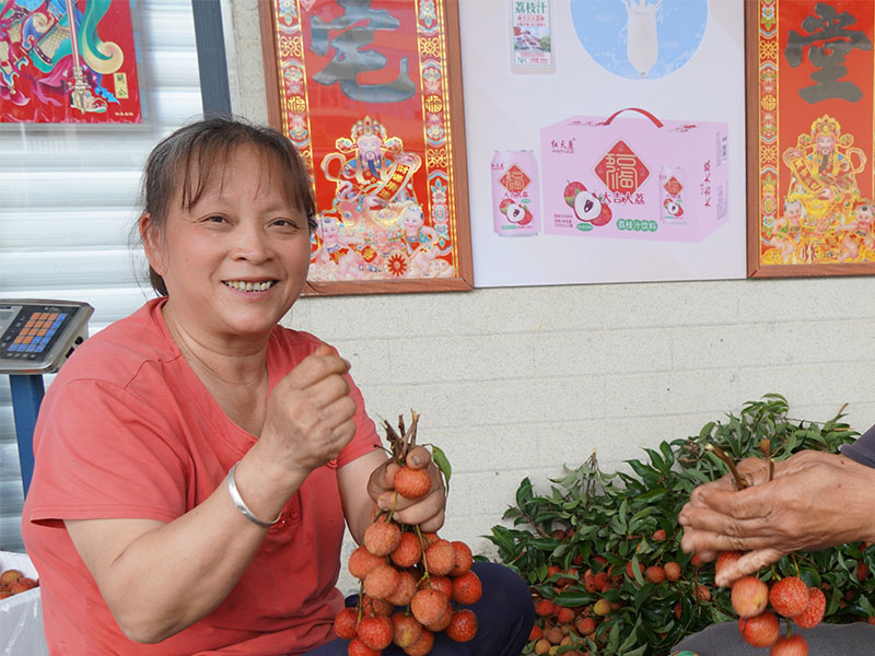 མའོ་མིང་ཀའོ་ཀྲོའུ་ཀེན་ཙི་གྲོང་རྡལ་དུ་ཞིང་དུད་གཉིས་ཀྱིས་འབྲུ་མིག་ཚགས་མ་གསར་པ་ལེགས་སྒྲིག་བྱས་ནས་དུས་ཐོག་ཏུ་ཚོང་ཟོག་སྐྱེལ་ཆེད་གྲ་སྒྲིག་ཡག་པོར་བྱེད་བཞིན་ཡོད། 