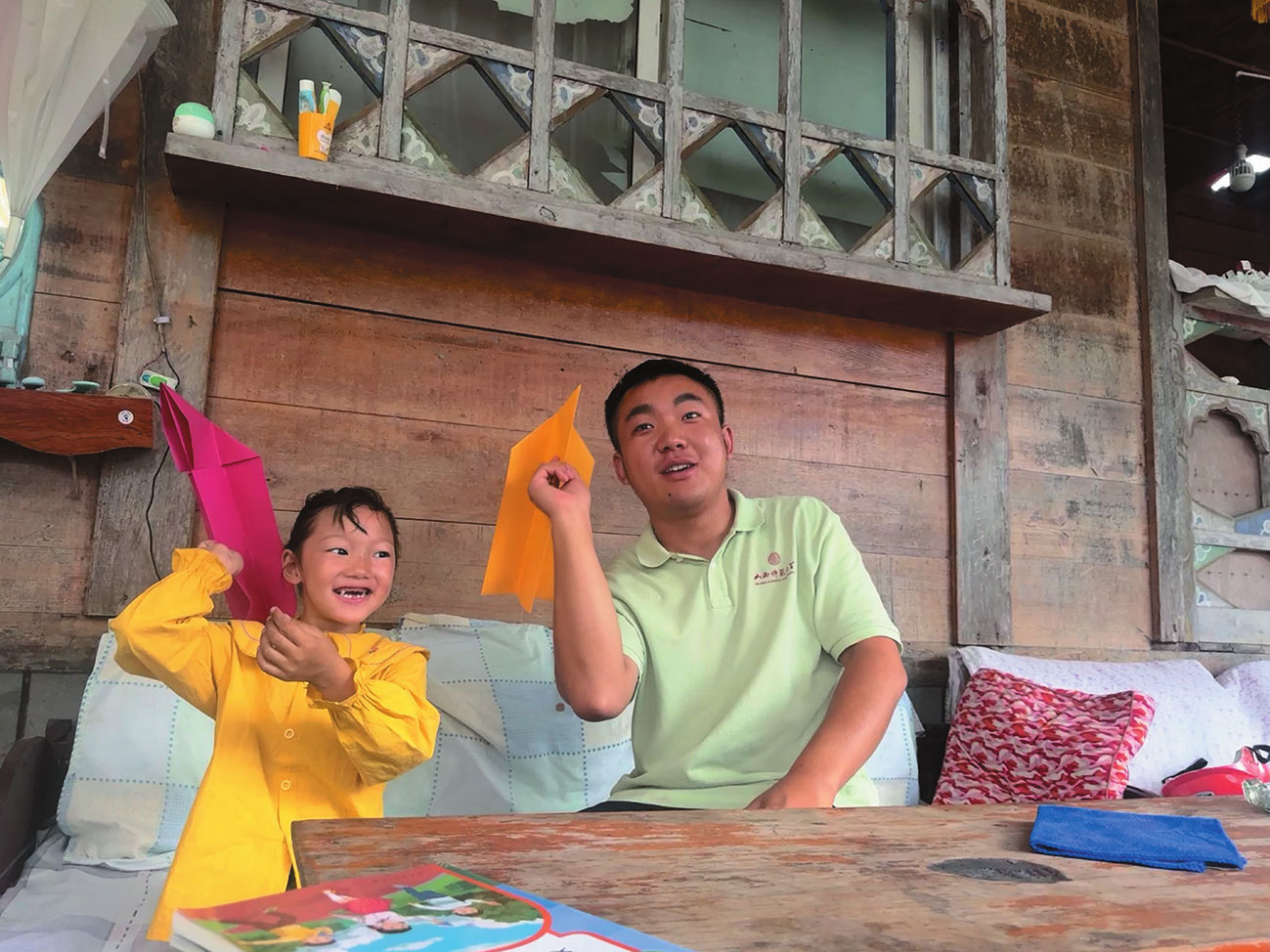 འདི་ནི་ཨན་ཁྲའོ་ལིན་གྱིས་སློབ་མའི་ཁྱིམ་དུ་སློབ་སྐྱོར་བྱེད་བཞིན་པ།