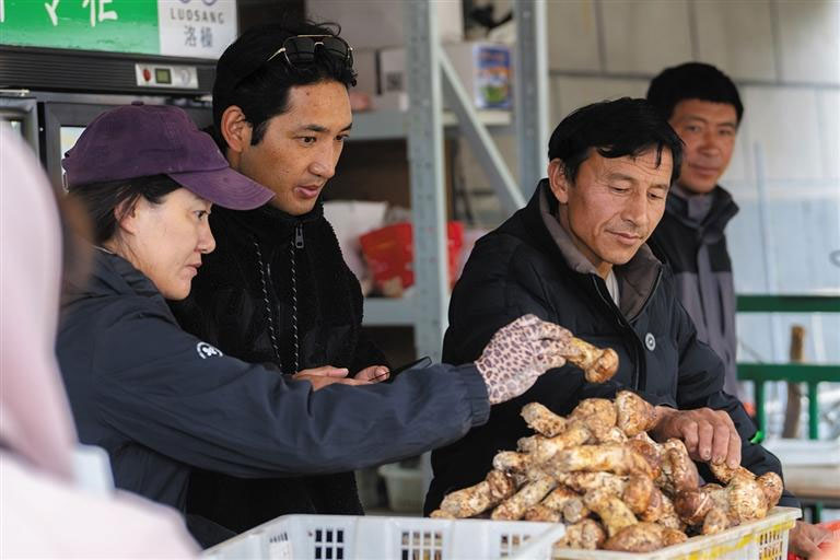 འདི་ནི་ཟླ་7ཚེས་24ཉིན་གྲུང་དཔལ（གཡོན་གྱི་གཉིས་པ）དང་ལས་དོན་པས་རྒྱལ་ཐང་གྲོང་ཁྱེར་གྱི་བེ་ཤ་ཉོ་ཚོང་ཁྲོམ་རར་སྐྱིད་བདེ་གྲོང་ཚོའི་བེ་ཤ་ཚོང་བཞིན་པ།