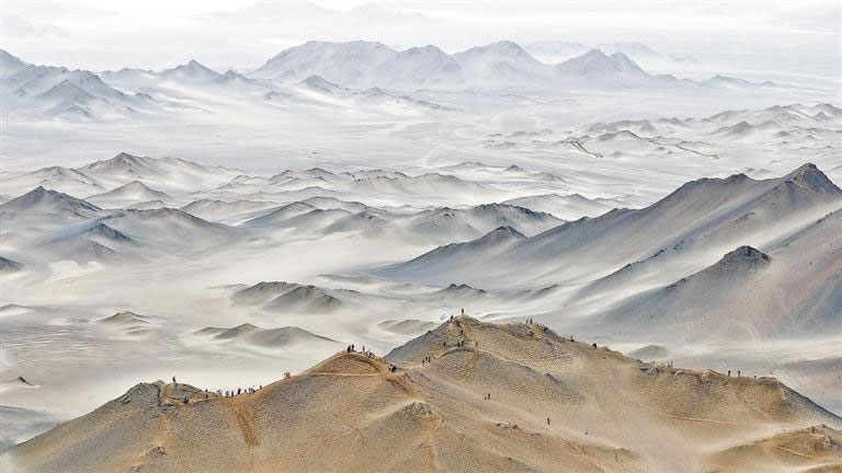 འདི་ནི་ཡུལ་སྐོར་བས་ནག་བྲིས་རི་མོ་ལྟ་བུའི་ལེང་ཧུའུ་གྲོང་རྡལ་ནགས་རི་མཛེས་ལྗོངས་ཁུལ་དུ་ཡུལ་སྐོར་བྱེད་བཞིན་པ།