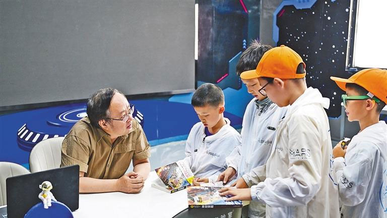འདི་ནི་ཚན་རྟོག་རྩོམ་པ་པོ་མཁས་ཅན་དབྱང་ཕིང་གིས（གཡོན་གྱི་དང་པོ）ལེང་ཧུའུ་གྲོང་རྡལ“ལེང་ཧུའུ་ཚོད་ལྟ་ཁང”དུ་དབྱར་གསེང་གི་ཞིབ་སློབ་ནང་ཞུགས་པའི་ཕྲུ་གུ་དང་སྤེལ་རེས་བྱེད་བཞིན་པ།