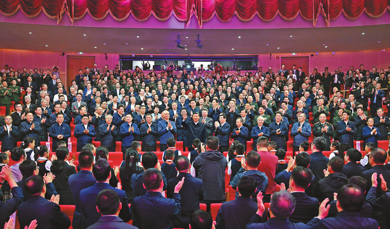 ཚེས་20ཉིན་གྱི་དགོང་མོར། བོད་རང་སྐྱོང་ལྗོངས་དབུ་བརྙེས་ནས་ལོ་ངོ་60འཁོར་བའི་རིག་རྩལ་མཚན་ཚོགས《གངས་ལྗོངས་སྙན་དབྱངས》བོད་ལྗོངས་ཟློས་གར་ཁང་ཆེན་དུ་འཚོགས་པ་རེད། ཀྲུང་གུང་ཀྲུང་དབྱང་གི་སྤྱི་ཁྱབ་ཧྲུའུ་ཅི་དང་། རྒྱལ་ཁབ་ཀྱི་ཀྲུའུ་ཞི། ཀྲུང་དབྱང་དམག་ཨུད་ཀྱི་ཀྲུའུ་ཞི་བཅས་ཡིན་པའི་ཞི་ཅིན་ཕིང་གིས་བོད་རང་སྐྱོང་ལྗོངས་ཀྱི་མི་རིགས་ཁག་གི་ལས་བྱེད་པ་དང་མང་ཚོགས་དང་ལྷན་དུ་འཁྲབ་སྟོན་ལ་གཟིགས་ཤིང་། འདི་ནི་ཞི་ཅིན་ཕིང་གིས་ཚང་མར་ཕྱག་གཡུག་གཡུག་གནང་ནས་གུས་ལན་གནང་བཞིན་པ།