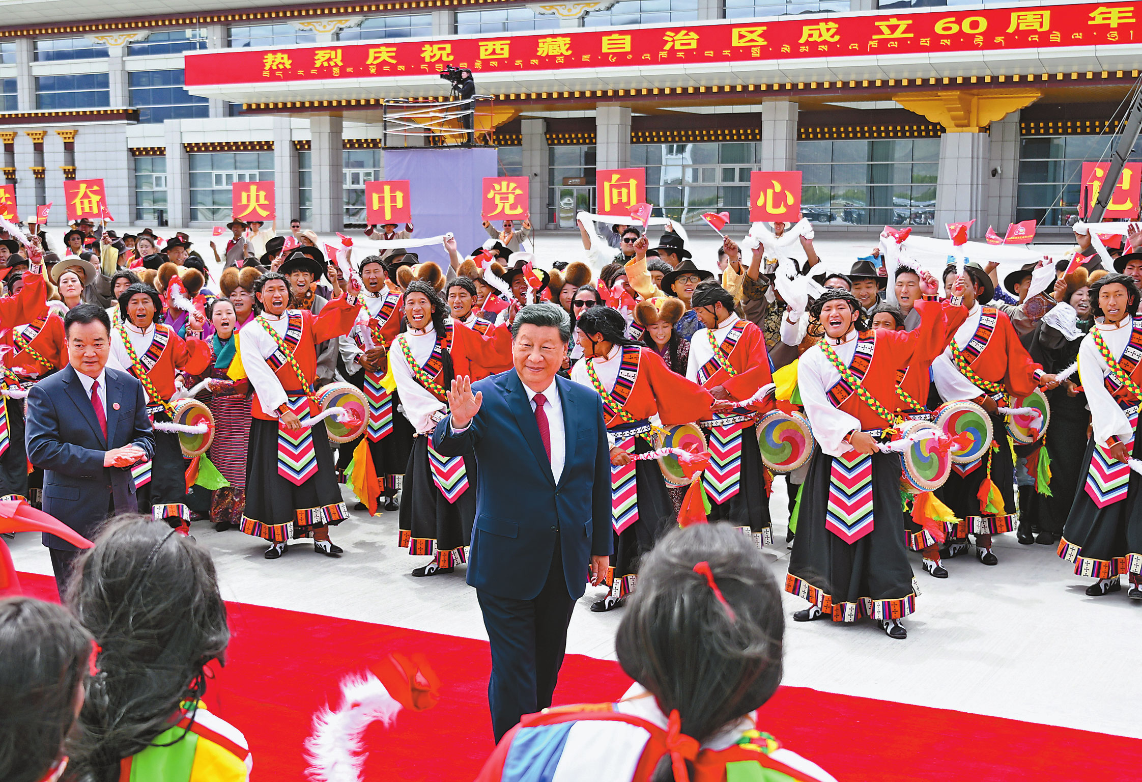 ཟླ་8ཚེས་21ཉིན། ཀྲུང་གུང་ཀྲུང་དབྱང་གི་སྤྱི་ཁྱབ་ཧྲུའུ་ཅི་དང་། རྒྱལ་ཁབ་ཀྱི་ཀྲུའུ་ཞི། ཀྲུང་དབྱང་དམག་ཨུད་ཀྱི་ཀྲུའུ་ཞི་བཅས་ཡིན་པའི་ཞི་ཅིན་ཕིང་ལྷ་སར་བོད་རང་སྐྱོང་ལྗོངས་དབུ་བརྙེས་ནས་ལོ་ངོ་60འཁོར་བའི་རྟེན་འབྲེལ་མཛད་སྒོར་ཞུགས་རྗེས། ཆེད་གཏོང་གནམ་གྲུར་བཞུགས་ནས་པེ་ཅིང་དུ་ལོག་ཕེབས་པ་རེད། འདི་ནི་ཞི་ཅིན་ཕིང་གིས་ལྷ་ས་གོང་དཀར་གནམ་ཐང་དུ་ཕེབས་སྐྱེལ་ལ་བཅར་བའི་མི་རིགས་ཁག་གི་མང་ཚོགས་ལ་ཕྱག་གཡུག་གཡུག་གནང་ནས་གུས་ལན་གནང་བཞིན་པ།