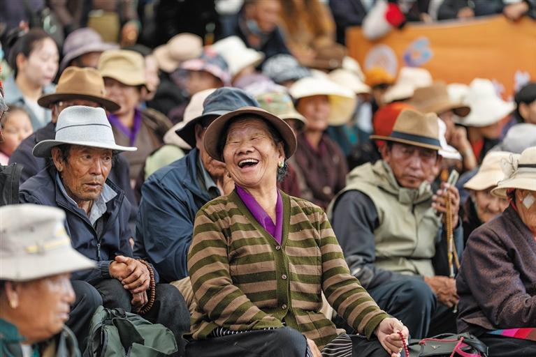  འདི་ནི་ཟླ་8ཚེས་24ཉིན་མང་ཚོགས་ཚོས་ལྷ་སའི་རྫོང་རྒྱབ་ཀླུ་ཁང་དུ་ལྷ་མོ་ལྟ་བཞིན་པ།