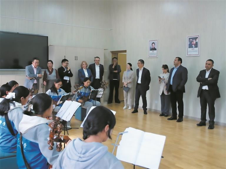 འདི་ནི་གཞུང་ཚབ་ཚོགས་པས་བོད་ལྗོངས་ཉིང་ཁྲི་གྲོང་ཁྱེར་བྲག་ཡིབ་ཆུས་སློབ་འབྲིང་དུ་ལྟ་སྐོར་འཚམས་འདྲི་བྱེད་བཞིན་པ།