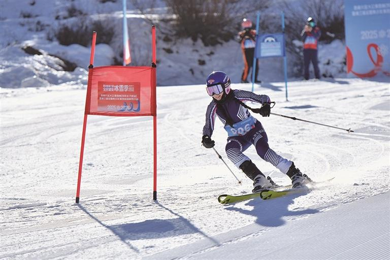 2026ལོའི་ཟླ་1ཚེས་17ཉིན། སི་ཁྲོན་ཞིང་ཆེན་གྱི་སྐབས་བརྒྱད་པའི་དམངས་ཡོངས་ལུས་སྦྱོང་གངས་འཁྱགས་དུས་ཚིགས་ཀྱི་ལྷོ་ནུབ་ཁུལ་གྱི་དམངས་ཚོགས་གངས་ཤུད་འགྲན་བསྡུར(མའོ་རྫོང་ཐའེ་ཙེ་ལིང་ས་ཚིགས)དང་སྐབས་གསུམ་པའི་རྒྱལ་ཡོངས་གཞོན་ནུ་ལོ་ཆུང་གི་གངས་ཤུད་སྐོར་སྐྱོད་འགྲན་བསྡུར་གྱི་སི་ཁྲོན་ས་ཚིགས་ཀྱི་འགྲན་བསྡུར་དེ་རྔ་པ་ཀྲོའུ་མའོ་རྫོང་ཅིའུ་ཏིན་རི་བོའི་ཐའེ་ཙེ་ལིང་གངས་ཤུད་ར་བར་བྱས་པ་དང་། གངས་ཤུད་ལ་དགའ་པོ་བྱེད་མཁན་གཞོན་ནུ་ལོ་ཆུང་200ལྷག་ཙམ་ཞུགས་ཡོད་པ་རེད། འདི་ནི་ཟླ་1ཚེས་17ཉིན་གངས་ཤུད་ལ་དགའ་པོ་བྱེད་མཁན་གཞོན་ནུ་ལོ་ཆུང་གིས་འགྲན་བསྡུར་བྱེད་བཞིན་པ།