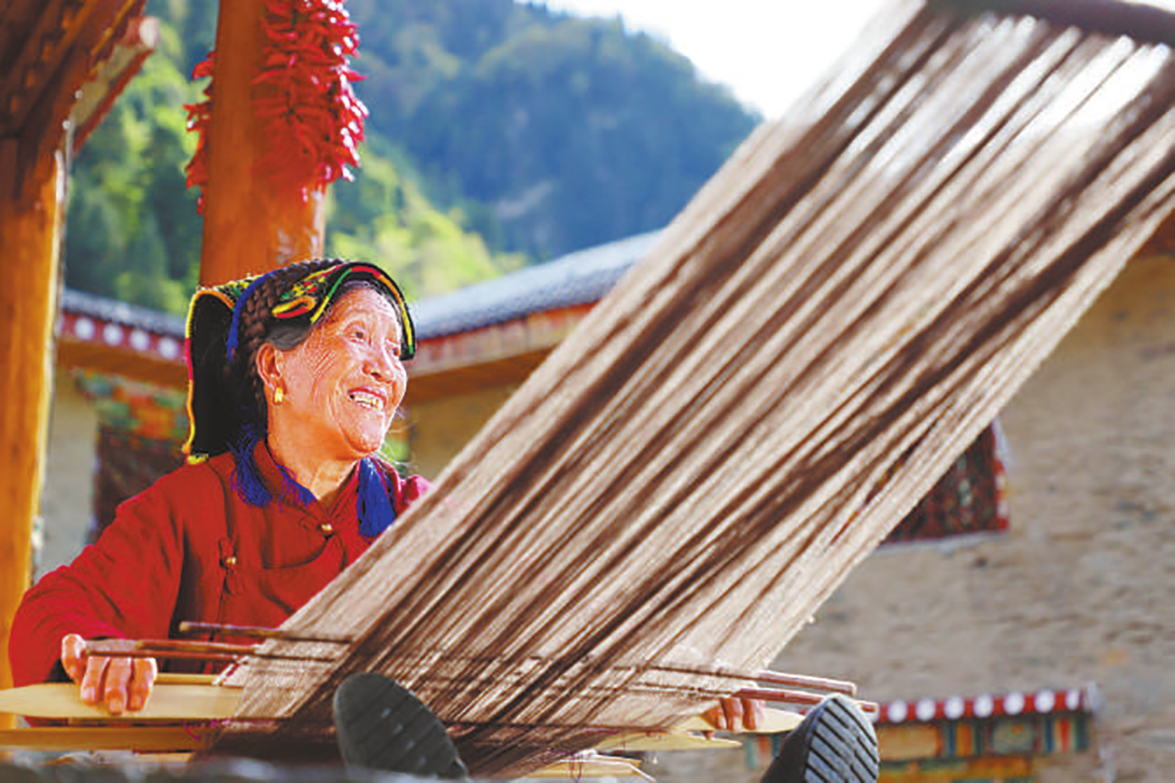 བོད་རིགས་བུད་མེད་ཀྱིས་ཐགས་ལས་བྱེད་བཞིན་པ།