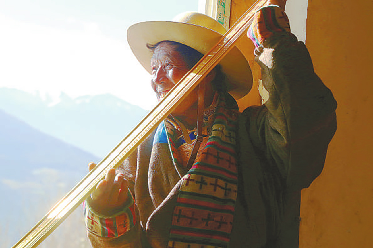 བོད་རིགས་བཟོ་བོས་བོད་ཁྱིམ་ལ་སྒེའུ་ཁུང་བསྒར་བཞིན་པ།