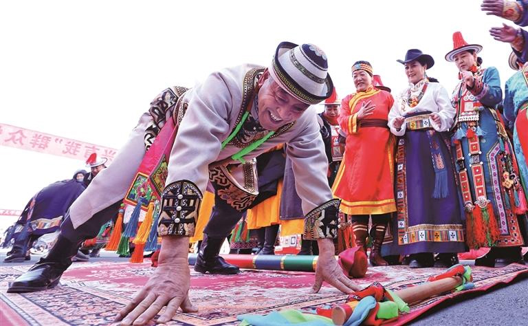 འདི་ནི་2026ལོའི་ཟླ་2ཚེས་5ཉིན། ཀན་སུའུ་ཞིང་ཆེན་ཀྲང་ཡེ་གྲོང་ཁྱེར་སུའུ་ནན་ཡུས་ཀུའུ་རིགས་རང་སྐྱོང་རྫོང་གི་དུས་རབས་གསར་པའི་ཤེས་དཔལ་ལག་ལེན་ཐང་ཆེན་དུ་ཡུས་ཀུའུ་རིགས་དང་བོད་རིགས་མང་ཚོགས་ཀྱིས་གཉའ་ཐག་འཐེན་བཞིན་པ།