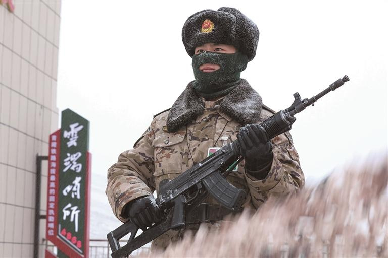 དཔྱིད་གསར་སྐྱེལ་འདྲེན་རིང་། དྲག་ཆས་ཉེན་རྟོག་མཚོ་སྔོན་སྤྱི་ཁྱབ་རུ་ཁག་མཚོ་ནུབ་ཉིང་ལག་རུ་ཁག་ལས་སྒྲུབ་རུ་འབྲིང་བདུན་པའི་དཔོན་དམག་ཚོས་མཚོ་བོད་ལྕགས་ལམ་ཁུ་ནུ་རི་བོའི་ཕུག་ལམ་གྱི་ལས་སྒྲུབ་ས་ཚིགས་བརྟན་སྲུང་བྱས་ཏེ། མེ་འཁོར་ཚང་མ་བདེ་འཇགས་ངང་ཤར་གཏོང་དང་དཔྱིད་གསར་སྐྱེལ་འདྲེན་བདེ་འཇགས་ཡོང་བའི་འགན་ལེན་བྱེད་བཞིན་ཡོད། འདི་ནི་2026ལོའི་ཟླ་2ཚེས་9ཉིན། དྲག་ཆས་ཉེན་རྟོག་དཔོན་དམག་གིས་ས་བབ་སྨི་4772ཟིན་པའི་ལས་སྒྲུབ་ས་ཚིགས་སུ་སོ་ལྟ་བྱེད་བཞིན་པ།