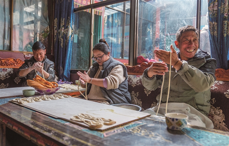 2026ལོའི་ཟླ་2ཚེས་5ཉིན་ཡུལ་སྨད་ཤང་གི་ཡུལ་མི་ཚོས་ཁྱིམ་དུ་ཁ་ཟས་བཟོ་བཞིན་པ།