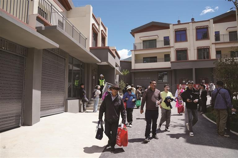 འདི་ནི་གནས་སྤོས་མང་ཚོགས་ཁག་དང་པོ་ཁང་པ་གསར་པར་སྤོ་བཞིན་པ།