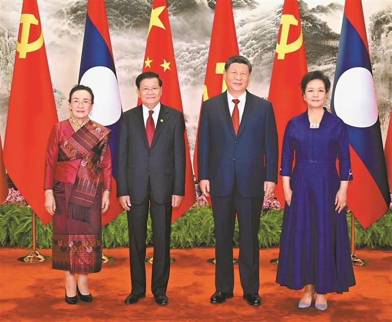 འདི་ནི་གྲོས་མོལ་མ་གནང་གོང་། ཞི་ཅིན་ཕིང་དང་སྐུ་ཟླ་ཕེང་ལི་ཡོན་གྱིས་ཐུང་ལུན་དང་སྐུ་ཟླ་ནཱ་ལི་དང་ལྷན་བཞུགས་སྐུ་པར་སྐྱོན་བཞིན་པ།