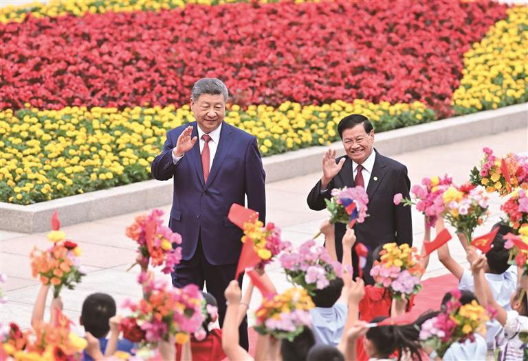 འདི་ནི་གྲོས་མོལ་མ་གནང་གོང་། ཞི་ཅིན་ཕིང་གིས་མི་དམངས་ཚོགས་ཁང་ཆེ་མོའི་ཤར་སྒོའི་ཕྱི་རོལ་གྱི་ཐང་ཆེན་དུ་ཐུང་ལུན་ལ་བསུ་བ་ཞུ་བཞིན་པ།