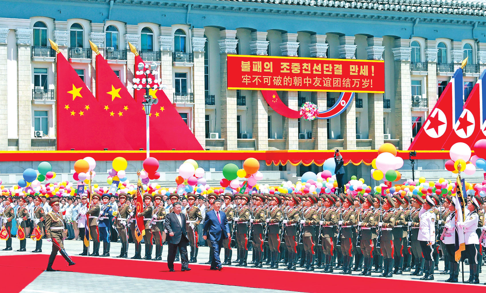 འདི་ནི་ཅིན་ཀྲེང་ཨེན་གྱི་ཕེབས་རོགས་འོག་ཞི་ཅིན་ཕིང་གིས་ཁྲའོ་ཞན་མི་དམངས་དམག་དཔུང་དཔུང་སྡེ་གསུམ་པའི་གཟབ་སྦྲེང་རུ་ཁག་ལ་གཟིགས་ཞིབ་གནང་བཞིན་པ།