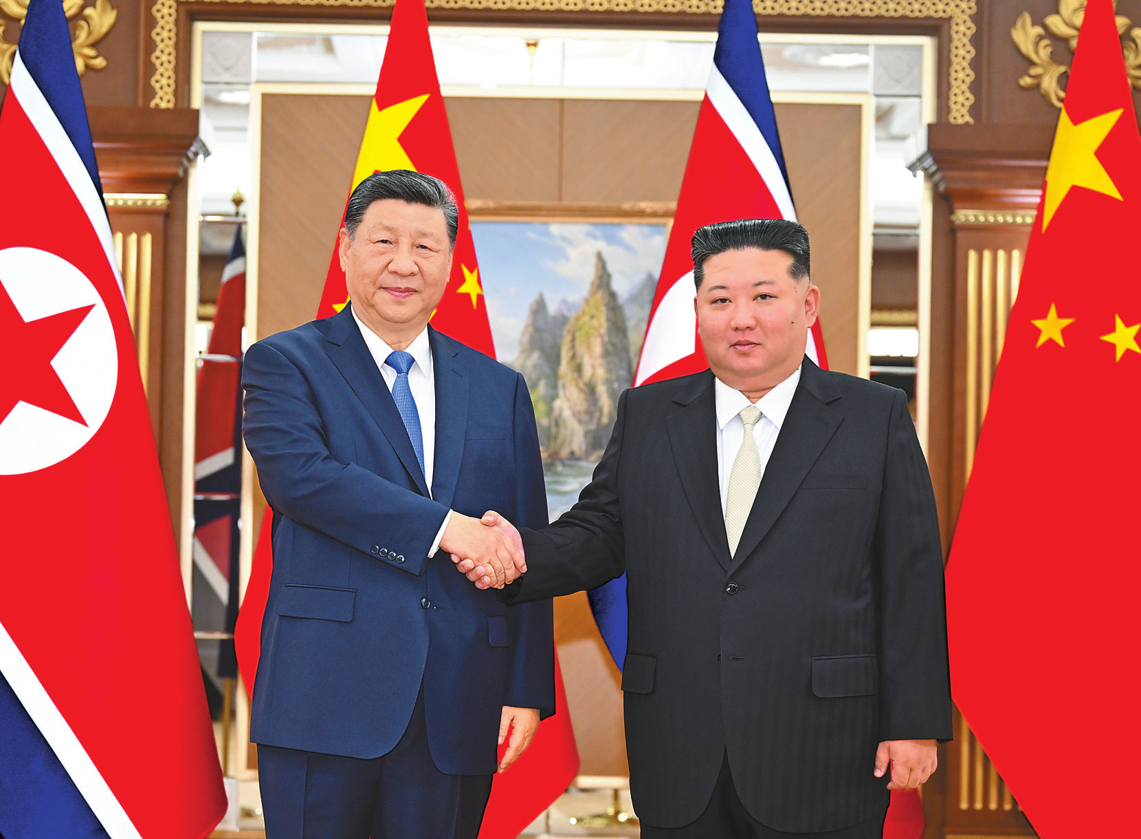 ས་གནས་དེ་གའི་དུས་ཚོད་ཟླ་6ཚེས་8ཉིན་གྱི་ཕྱི་དྲོར། ཀྲུང་གུང་ཀྲུང་དབྱང་གི་སྤྱི་ཁྱབ་ཧྲུའུ་ཅི་དང་རྒྱལ་ཁབ་ཀྱི་ཀྲུའུ་ཞི་ཞི་ཅིན་ཕིང་གིས་ཕོང་དབྱང་ཅིན་ཤིའུ་ཧྲན་མགྲོན་བསུ་ཁང་དུ་ཁྲའོ་ཞན་ངལ་རྩོལ་ཏང་གི་སྤྱི་ཁྱབ་ཧྲུའུ་ཅི་དང་རྒྱལ་དོན་ཨུ་ཡོན་ཀྲང་ཅིན་ཀྲེང་ཨེན་དང་གྲོས་མོལ་གནང་བ།