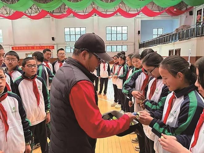 འདི་ནི་བོད་སྐྱོར་དགེ་རྒན་ཚུའེ་ཡོན་ཝུའེ་ཡིས་སློབ་ཚན་མ་འཚོགས་གོང་སློབ་མར་ལག་གདུབ་སྤྲོད་བཞིན་པ།