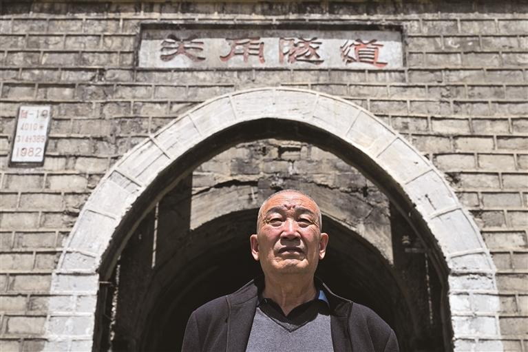 འདི་ནི་ཟླ་6ཚེས་3ཉིན་མཚོ་སྔོན་ཞིང་ཆེན་མཚོ་ནུབ་སོག་རིགས་བོད་རིགས་རང་སྐྱོང་ཀྲོའུ་ཐེམ་ཆེན་རྫོང་གི་བཀའ་འགྱུར་ཕུག་ལམ་རྙིང་པའི་མདུན་དུ་ལངས་པའི་ཀྲང་ཧྲེང་ལིན་ཡིན་པ།
