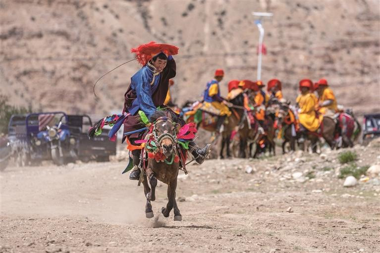 ཟླ་6ཚེས་4ཉིན། ཇོ་མོ་གླང་མའི་འདབས་སུ་གནས་པའི་བོད་ལྗོངས་གཞིས་རྩེ་གྲོང་ཁྱེར་དིང་རི་རྫོང་བཀྲ་ཤིས་འཛོམས་གྲོང་རྡལ་པ་གསུམ་གྲོང་ཚོར་ལོ་གཅིག་དུས་གཅིག་གི་འོང་སྐོར་བཏང་ཡོད། འོང་སྐོར་ནི་ལོ་ལེགས་བྱུང་བར་རྟེན་འབྲེལ་ཞུ་བའི་བོད་ཀྱི་སྲོལ་རྒྱུན་གྱི་དུས་ཆེན་ཞིག་ཡིན་ཞིང་། དེ་ཉིན་ཡུལ་མི་རྣམས་མཉམ་དུ་འཛོམས་ཏེ་རྟ་རྒྱུག་འགྲན་བསྡུར་དང་སྲོལ་རྒྱུན་གྱི་གླུ་གར་འཁྲབ་སྟོན་སོགས་བྱས་ནས་དུས་ཆེན་དགའ་གཏོང་བྱེད་ཀྱི་ཡོད། འདི་ནི་པ་གསུམ་གྲོང་ཚོའི་ཡུལ་མིས་འོང་སྐོར་སྐབས་རྟ་རྒྱུག་འགྲན་བསྡུར་བྱེད་བཞིན་པ།
