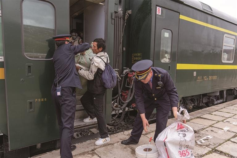 འདི་ནི་ཉེ་ཆར་འགྲུལ་པ་བྲག་སྨུག་འབབ་ཚུགས་ནས་མེ་འཁོར་ལ་འཛེག་བཞིན་པ།