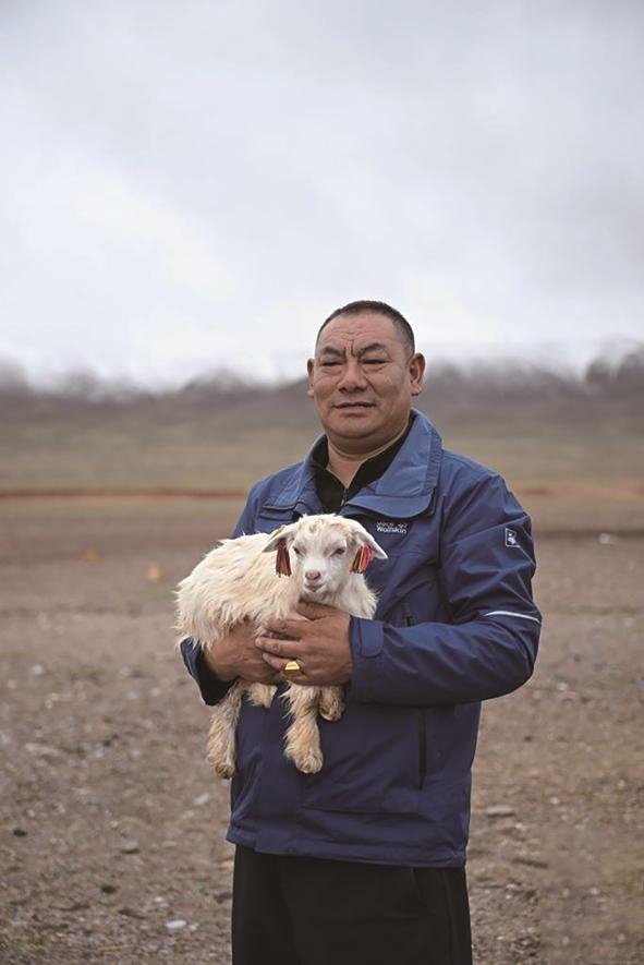 འདི་ནི་ཟླ་6ཚེས་13ཉིན། མཚོ་སྔོན་ཞིང་ཆེན་མཚོ་ནུབ་སོག་རིགས་བོད་རིགས་རང་སྐྱོང་ཀྲོའུ་གོར་མོ་གྲོང་ཁྱེར་གདང་ལ་གྲོང་རྡལ་གཏོར་མ་གྲོང་ཚོའི་རྩྭ་ཐང་དུ་པར་བརྒྱབ་པའི་བུ་ཆུང་ལྷ་དཀར་ཡིན་པ།