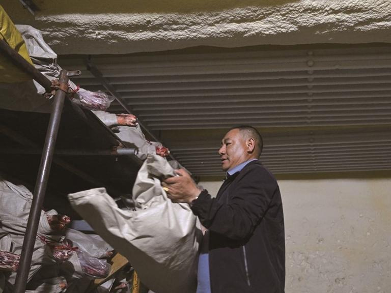 འདི་ནི་ཟླ་6ཚེས་11ཉིན། བུ་ཆུང་ལྷ་དཀར་གྱིས་མཚོ་སྔོན་ཞིང་ཆེན་མཚོ་ནུབ་སོག་རིགས་བོད་རིགས་རང་སྐྱོང་ཀྲོའུ་གོར་མོ་གྲོང་ཁྱེར་འབྲི་ཆུའི་ཆུ་འགོ་གྲོང་ཚོའི་འཁྱག་མཛོད་ནང་ནོར་ལུག་གི་ཤ་དབོར་བཞིན་པ།