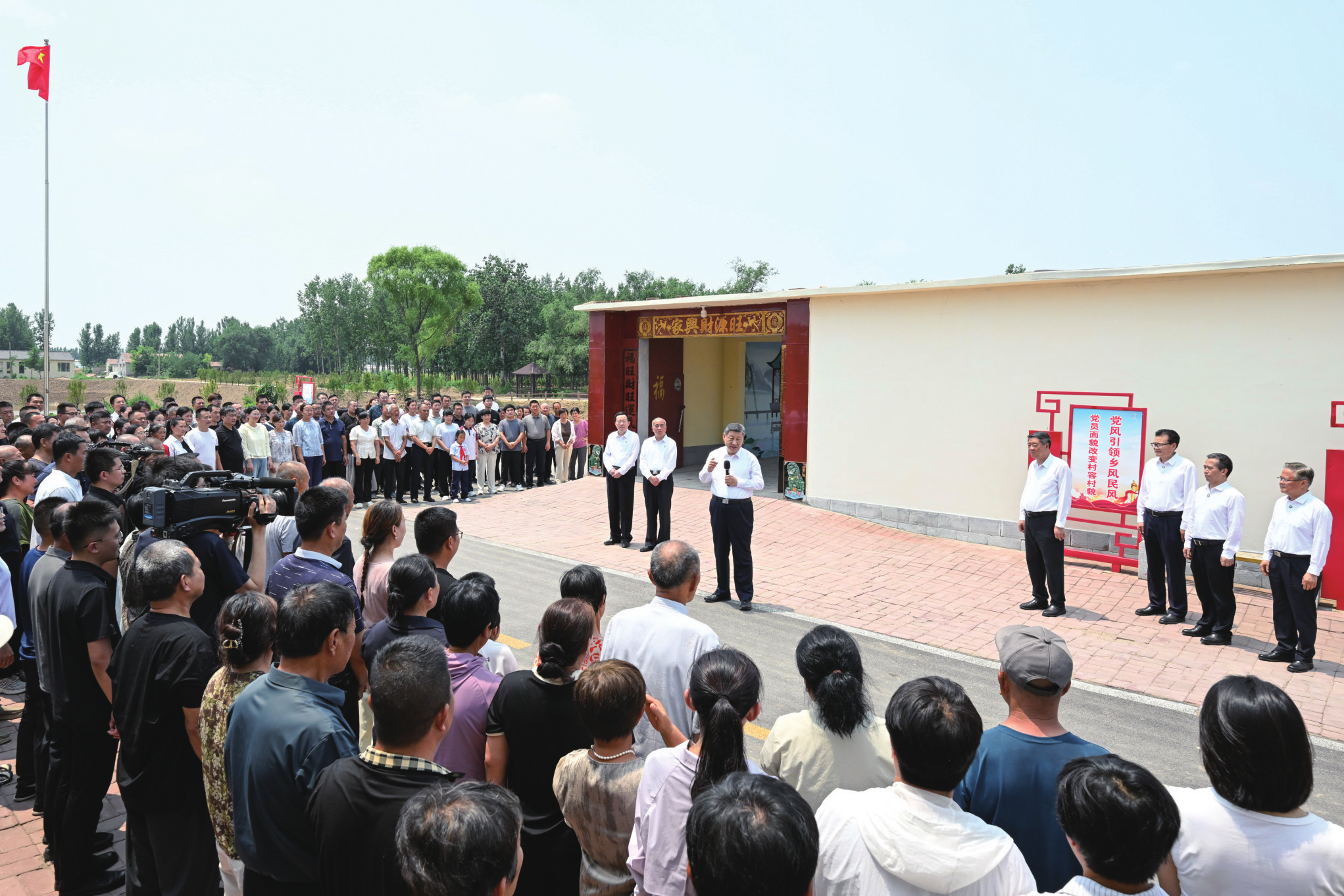 ཟླ་6ཚེས་24ཉིན། ཀྲུང་གུང་ཀྲུང་དབྱང་གི་སྤྱི་ཁྱབ་ཧྲུའུ་ཅི་དང་། རྒྱལ་ཁབ་ཀྱི་ཀྲུའུ་ཞི། ཀྲུང་དབྱང་དམག་ཨུད་ཀྱི་ཀྲུའུ་ཞི་བཅས་ཡིན་པའི་ཞི་ཅིན་ཕིང་གིས་ཧྲན་ཏུང་ཞིང་ཆེན་ཏེ་ཀྲོའུ་གྲོང་ཁྱེར་དུ་རྟོག་ཞིབ་གནང་ཞིང་། འདི་ནི་ཞི་ཅིན་ཕིང་གིས་ལིང་ཁྲེང་ཆུས་པེན་ལིན་གྲོང་རྡལ་ཡུས་ཅ་ནུབ་གྲོང་ཚོར་ཡུལ་མི་ཚོ་དང་བྱམས་བརྩེའི་བཀའ་མོལ་གནང་བཞིན་པ།