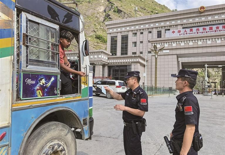 འདི་ནི་ཟླ་6ཚེས་23ཉིན། སྐྱིད་གྲོང་རྒྱལ་མཚམས་འཛུལ་གྲོལ་མཐའ་སྲུང་ཞིབ་བཤེར་ས་ཚིགས་ཀྱི་ལས་སྒྲུབ་མི་དམངས་ཉེན་རྟོག་པས་འགག་སྒོའི་ཚོད་འཛིན་ཁུལ་དུ་ཁ་ལོ་བ་དང་འགྲུལ་པའི་ལག་ཁྱེར་ལ་ལྟ་བཤེར་བྱེད་བཞིན་པ།