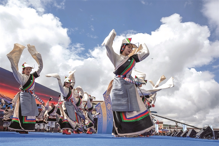 འདི་ནི་ཟླ་6ཚེས་25ཉིན་བོད་ཀྱི་གྲོང་ཁྱེར(ས་ཁུལ)ཁག་གི་འཐུས་མི་ཚོགས་པས་འཁྲབ་སྟོན་བྱེད་བཞིན་པ།