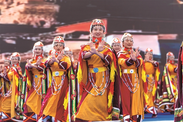 འདི་ནི་ཟླ་6ཚེས་25ཉིན་བོད་ཀྱི་གྲོང་ཁྱེར(ས་ཁུལ)ཁག་གི་འཐུས་མི་ཚོགས་པས་འཁྲབ་སྟོན་བྱེད་བཞིན་པ།