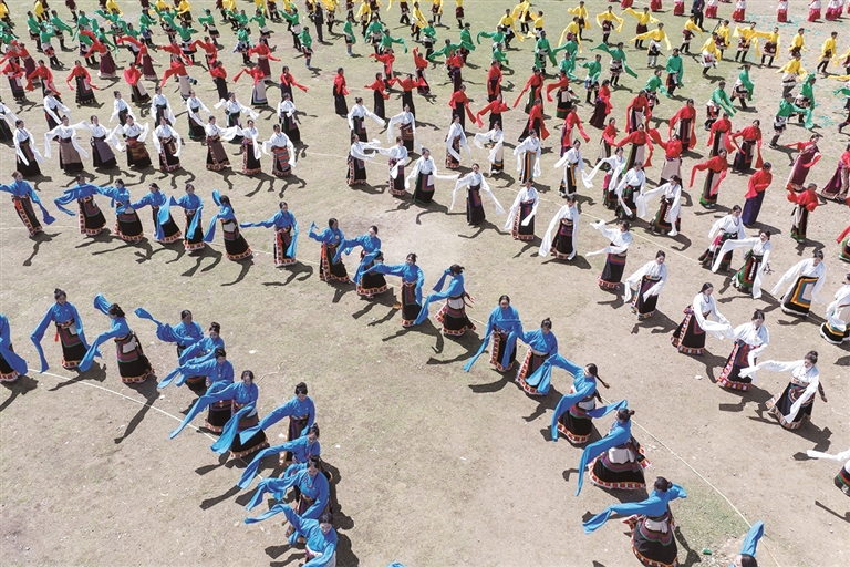 འདི་ནི་ཟླ་6ཚེས་25ཉིན་འཁྲབ་སྟོན་པས་སྒོར་གཞས་འཁྲབ་པའི་བྱེད་སྒོ་སྤེལ་ཡུལ་དུ་ནག་ཆུའི་སྒོར་གཞས་འཁྲབ་བཞིན་པ།