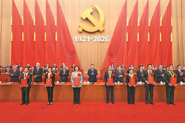 ཟླ་7ཚེས་1ཉིན་གྱི་སྔ་དྲོར། ཀྲུང་གོ་གུང་ཁྲན་ཏང་དབུ་བརྙེས་ནས་ལོ་ངོ་105འཁོར་བའི་རྟེན་འབྲེལ་ཚོགས་ཆེན་པེ་ཅིང་མི་དམངས་ཚོགས་ཁང་ཆེ་མོར་གཟབ་རྒྱས་ངང་འཚོགས་ཤིང་། འདི་ནི་ཞི་ཅིན་ཕིང་སོགས་ཏང་དང་རྒྱལ་ཁབ་ཀྱི་འགོ་ཁྲིད་པས་གཟེངས་བསྟོད་ཐོབ་མཁན་རྒྱལ་ཡོངས་ཀྱི“ཕུལ་བྱུང་གཉིས་དང་སྔོན་ཐོན་གཅིག”གི་འཐུས་མིར་བྱ་དགའ་གནང་བཞིན་པ།