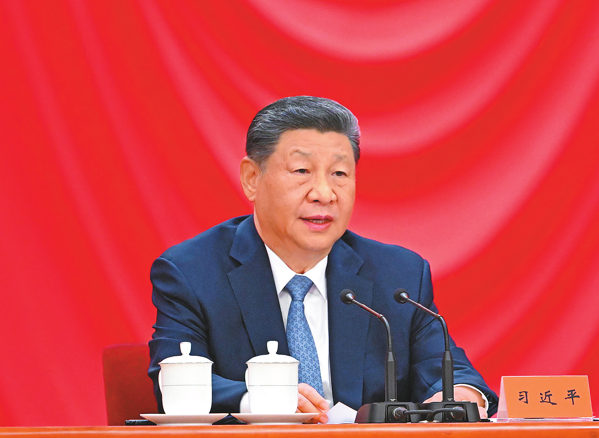 ཟླ་7ཚེས་8ཉིན་གྱི་སྔ་དྲོར། ཀྲུང་གུང་ཀྲུང་དབྱང་གི་སྤྱི་ཁྱབ་ཧྲུའུ་ཅི་དང་། རྒྱལ་ཁབ་ཀྱི་ཀྲུའུ་ཞི། ཀྲུང་དབྱང་དམག་ཨུད་ཀྱི་ཀྲུའུ་ཞི་བཅས་ཡིན་པའི་ཞི་ཅིན་ཕིང་ཚོགས་ཆེན་ལ་ཞུགས་ནས་གསུང་བཤད་གལ་ཆེན་གནང་བ།