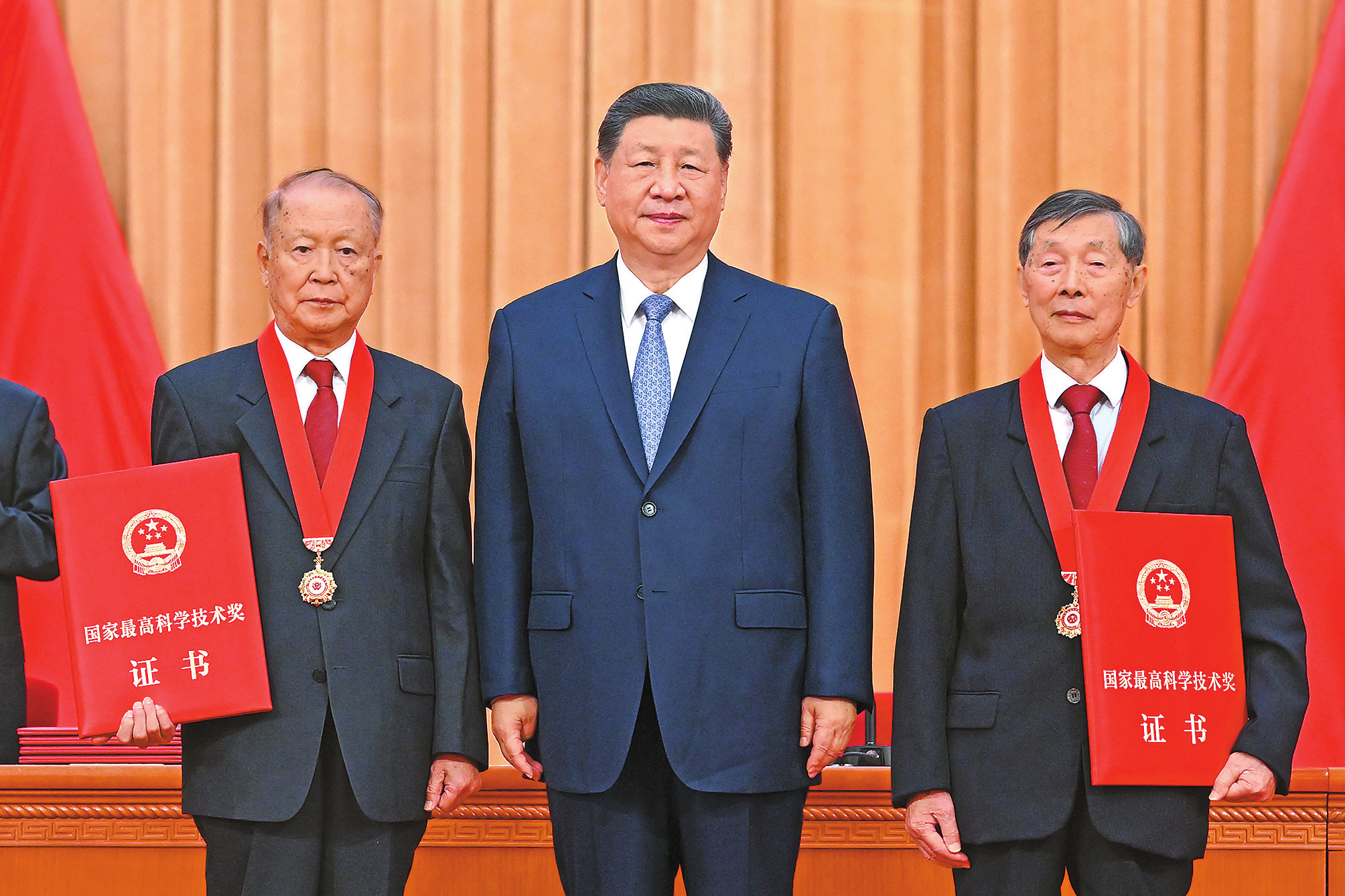 ཟླ་7ཚེས་8ཉིན་གྱི་སྔ་དྲོར། ཞི་ཅིན་ཕིང་གིས་2025ལོའི་ལོ་འཁོར་གྱི་རྒྱལ་ཁབ་ཚན་རིག་ལག་རྩལ་གྱི་བྱ་དགའ་མཐོ་ཤོས་ཐོབ་མཁན་ཀྲུང་གོ་ཚན་རིག་ཁང་དངོས་ཁམས་ཞིབ་འཇུག་སུའོ་ཡི་ཡོན་ཧྲི་ཁྲེན་ལི་ཆོན(གཡས) དང་ཀྲུང་གོ་གློག་རྡུལ་ཚན་རྩལ་ཚོགས་པའི་ཞིབ་འཇུག་སུའོ་བཅུ་བཞི་པའི་ཡོན་ཧྲི་པན་ཏེ(གཡོན)ལ་བྱ་དགའ་གནང་བ།