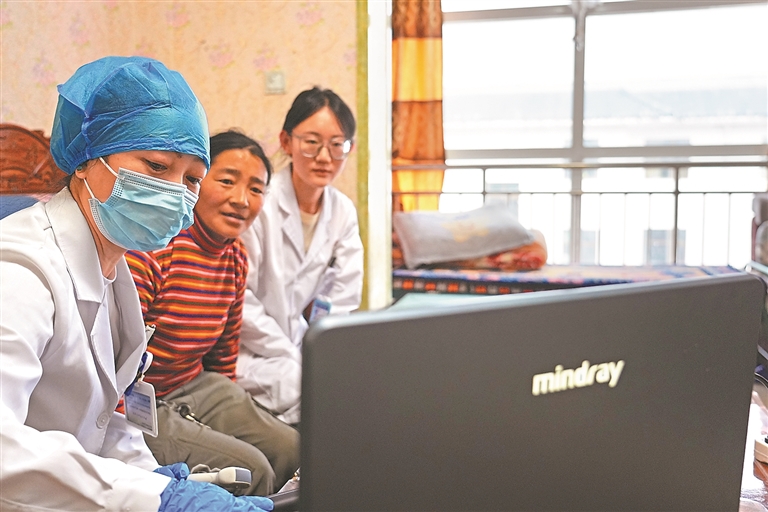 འདི་ནི་མཚོ་སྔོན་རྨ་ཆེན་རྫོང་སྨན་ཁང་Bསྒྲ་རླབས་ཚན་ཁག་གི་ཀྲུའུ་རེན་འཕགས་མོ་མཚོ(གཡོན་གྱི་དང་པོ)ཡིས་རུ་སྣེ་ཁྲིད་དེ་འབྲོག་ཁྱིམ་དུ་བསྐྱོད་ནས་འཁྱེར་བདེའི་Bསྒྲ་རླབས་འཕྲུལ་ཆས་ལ་བརྟེན་ནས་ནད་གཞི་བརྟག་བཞིན་པ།
