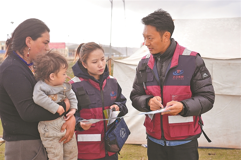 འདི་ནི་མཚོ་སྔོན་དར་ལག་རྫོང་རིམས་ནད་སྔོན་འགོག་དང་ཚོད་འཛིན་ལྟེ་གནས་ཀྱི་ཀྲུའུ་རེན་ལུའོ་ཧུང་ཅ(གཡས་ཀྱི་དང་པོ)དང་ཡོན་ཆིང(གཡས་ཀྱི་གཉིས་པ)གིས་འབྲོག་པར་བདེ་ཐང་འཚོ་བའི་ལག་དེབ་སྤྲོད་བཞིན་པ།