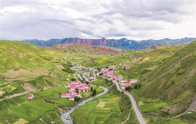 བོད་རང་སྐྱོང་ལྗོངས་ཆབ་མདོ་གྲོང་ཁྱེར་སྟེང་ཆེན་རྫོང་སྟེང་ཆེན་གྲོང་རྡལ་གྲོང་འབེལ་གྲོང་ཚོར་ཡུལ་མིའི་སྡོད་ཁང་དང་། ཞིང་སྡེ། ཆུ་བོ་བཅས་ལས་ས་མཐོའི་གྲོང་གསེབ་ཀྱི་ཡིད་འོང་མཛེས་ལྗོངས་ཤིག་མ་བཅོས་ལྷུན་གྱིས་གྲུབ་ཡོད།