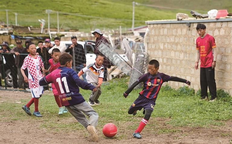 འདི་ནི་ཕྲུ་གུ་ཚོས“ས་མཐོའི་འཛམ་གླིང་བུམ་པའི”འགྲན་བསྡུར་ཁྲོད་སྤོ་ལོ་ཧབ་ཐོབ་རྒྱག་བཞིན་པ།