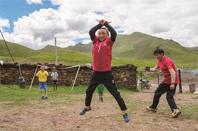 འདི་ནི་སྤོ་ལོ་རྒྱག་མཁན་རུ་མི་ཆུང་ཆུང་ཞིག་གིས་སྤོ་ལོ་འཛུལ་རྗེས་ཕོར་ཐིའུ་ཀལ་གྱི་སྤོ་ལོ་རྒྱག་མཁན་Cལུའོ་ལ་ལད་མོ་བྱེད་བཞིན་པ།འདི་ནི་སྤོ་ལོ་རྒྱག་མཁན་རུ་མི་ཆུང་ཆུང་ཞིག་གིས་སྤོ་ལོ་འཛུལ་རྗེས་ཕོར་ཐིའུ་ཀལ་གྱི་སྤོ་ལོ་རྒྱག་མཁན་Cལུའོ་ལ་ལད་མོ་བྱེད་བཞིན་པ།