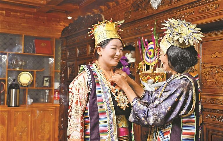 འདི་ནི་བོད་ལྗོངས་ལྷོ་ཁ་གྲོང་ཁྱེར་སྣེ་གདོང་ཆུས་ཕོ་བྲང་ཤང་སྒེར་ལྷ་གྲོང་ཚོའི་ཡུལ་མི་བདེ་གཡང(གཡོན)གིས་གཟབ་མཆོར་སྤྲས་ནས་འོང་སྐོར་གྱི་མཛད་སྒོར་ཞུགས་པའི་གྲ་སྒྲིག་བྱེད་བཞིན་པ།