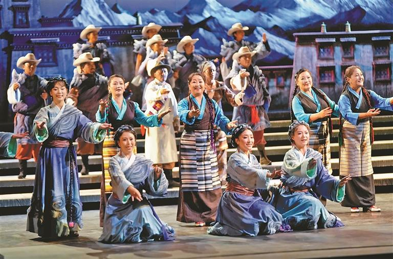 གོང་གི་པར་གཉིས་པོ་ནི་འགོ་ཚུགས་མཛད་སྒོའི་ཐོག་གི་བོད་ལྗོངས་དང་ཀོང་ཏུང་གི་ལོ་རྒྱུས་སྙན་ངག་ཟློས་གར《ཨམ་བན་ཀྲང་ཏཱ་རེན》ཞེས་པ་འཁྲབ་བཞིན་པ།
