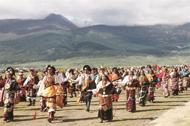 འདི་ནི་ས་གནས་དེ་གའི་མང་ཚོགས་ཀྱིས་སྲོལ་རྒྱུན་གྱི་མི་རིགས་གྱོན་ཆས་ངོམ་སྟོན་བྱེད་བཞིན་པ།