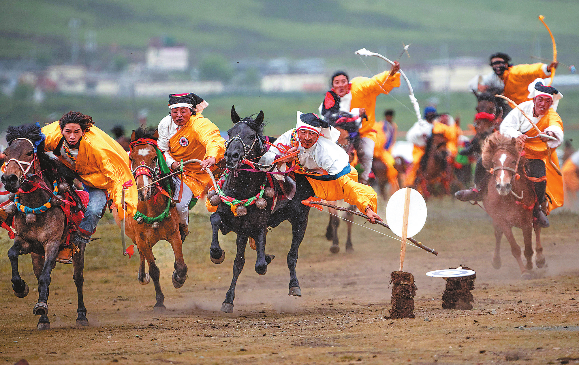 འདི་ནི་ཉེ་ཆར་སི་ཁྲོན་ལི་ཐང་རྫོང་གི་རྟ་པས་སྲོལ་རྒྱུན་རྟ་རྩལ་ངོམས་ཏེ་ཡུལ་སྐོར་བའི་ཡུལ་སྐོར་ཉམས་ལེན་ཕུན་སུམ་ཚོགས་སུ་གཏོང་བཞིན་པ།