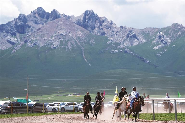 འདི་ནི་འགྲན་ཞུགས་བདམས་ཐོན་པས་འགྲན་བསྡུར་བྱེད་བཞིན་པ།