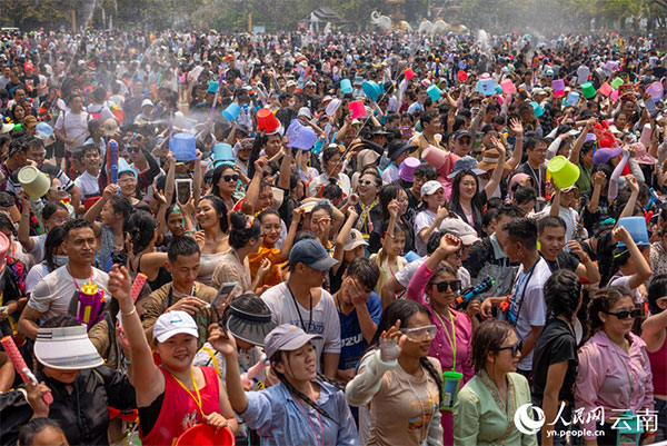 ༄༅།།མི་ཁྲི་ཕྲག་ཁ་ཤས་ཆུ་རྩེད་དུས་ཆེན་ལ་རོལ་བ། 